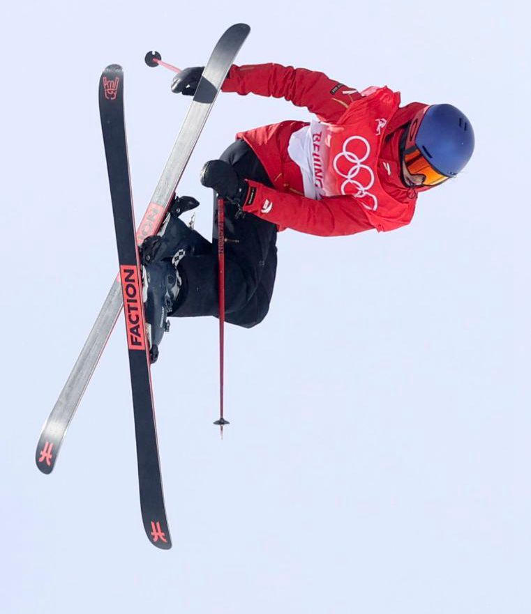 2月15日，谷爱凌在北京冬奥会自由式滑雪女子坡面障碍技巧决赛中。新华社记者吴壮摄