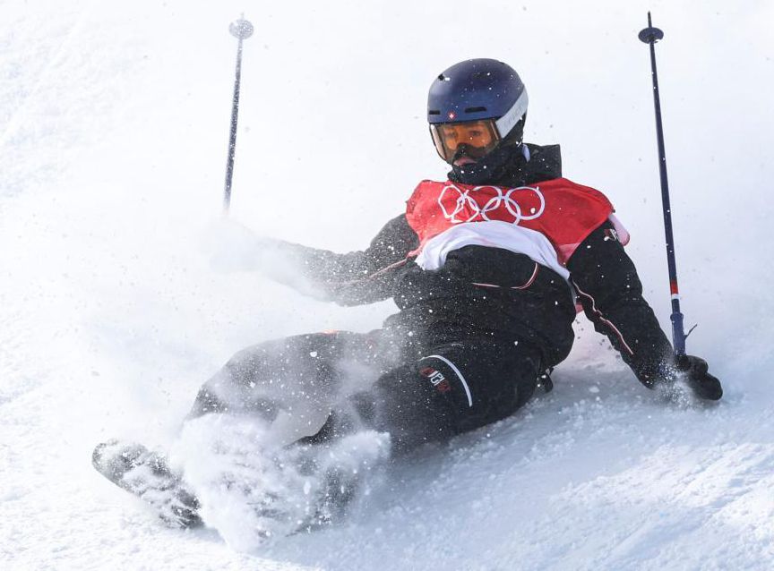 2月15日，瑞士选手玛蒂尔德·格雷莫德在北京冬奥会自由式滑雪女子坡面障碍技巧决赛中。新华社记者吴壮摄